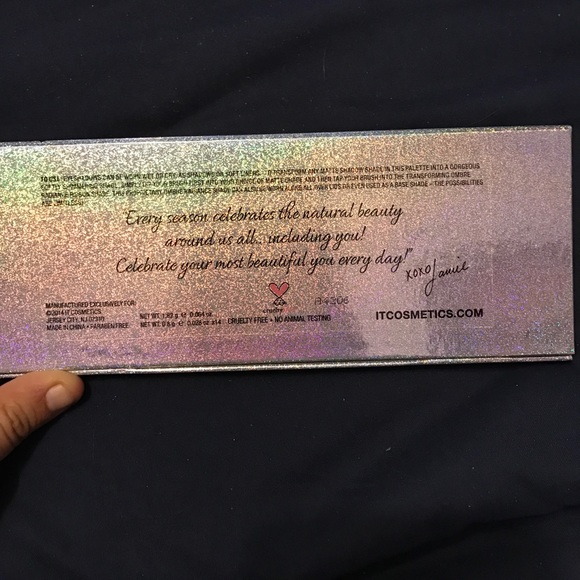 It Cosmetics naturally Pretty Celebration palette - Picture 3 of 3